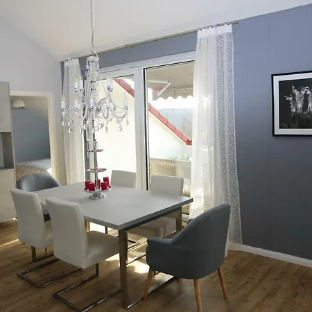 Mit Designerkueche, Loggia Nahe Stuttgart Apartment
